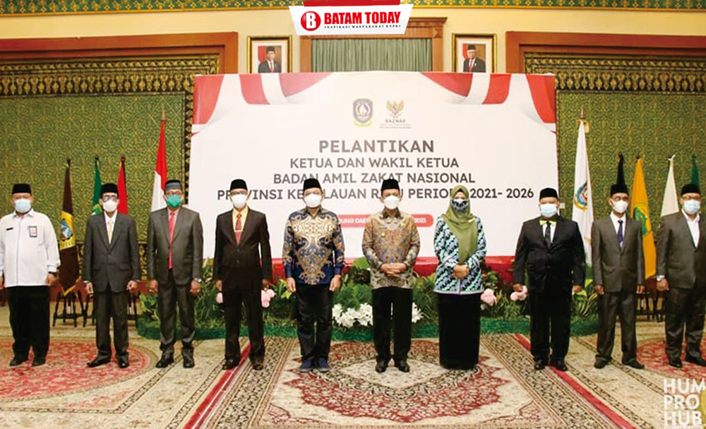 Gubernur H. Ansar Ahmad foto bersama dengan Ketua Dan Wakil Ketua Badan Amil Zakat Nasional Provinsi Kepulauan Riau Pariode 2021-2026